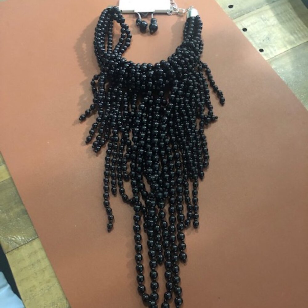 Black Decorative Pearl Necklace